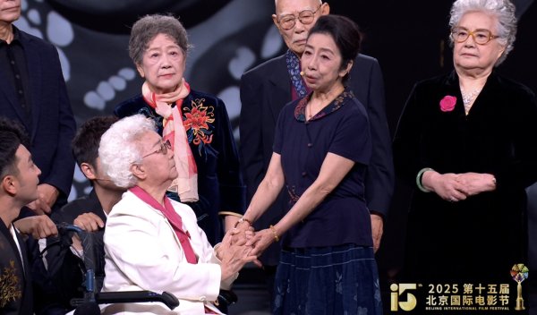 钱坛子 97岁田华获第15届北影节终身成就奖：“一辈子扎根于生活”
