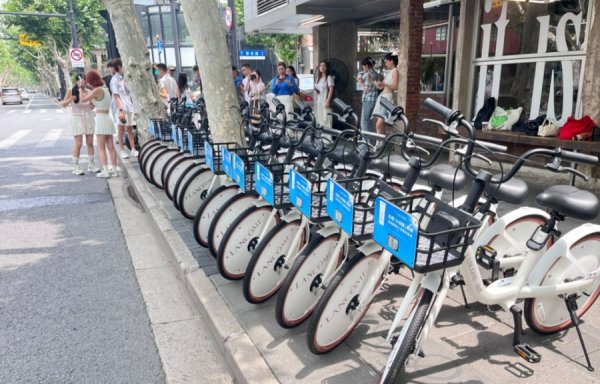 云上速配 限定联名小白车空降，成上海街头夏日时尚新风景
